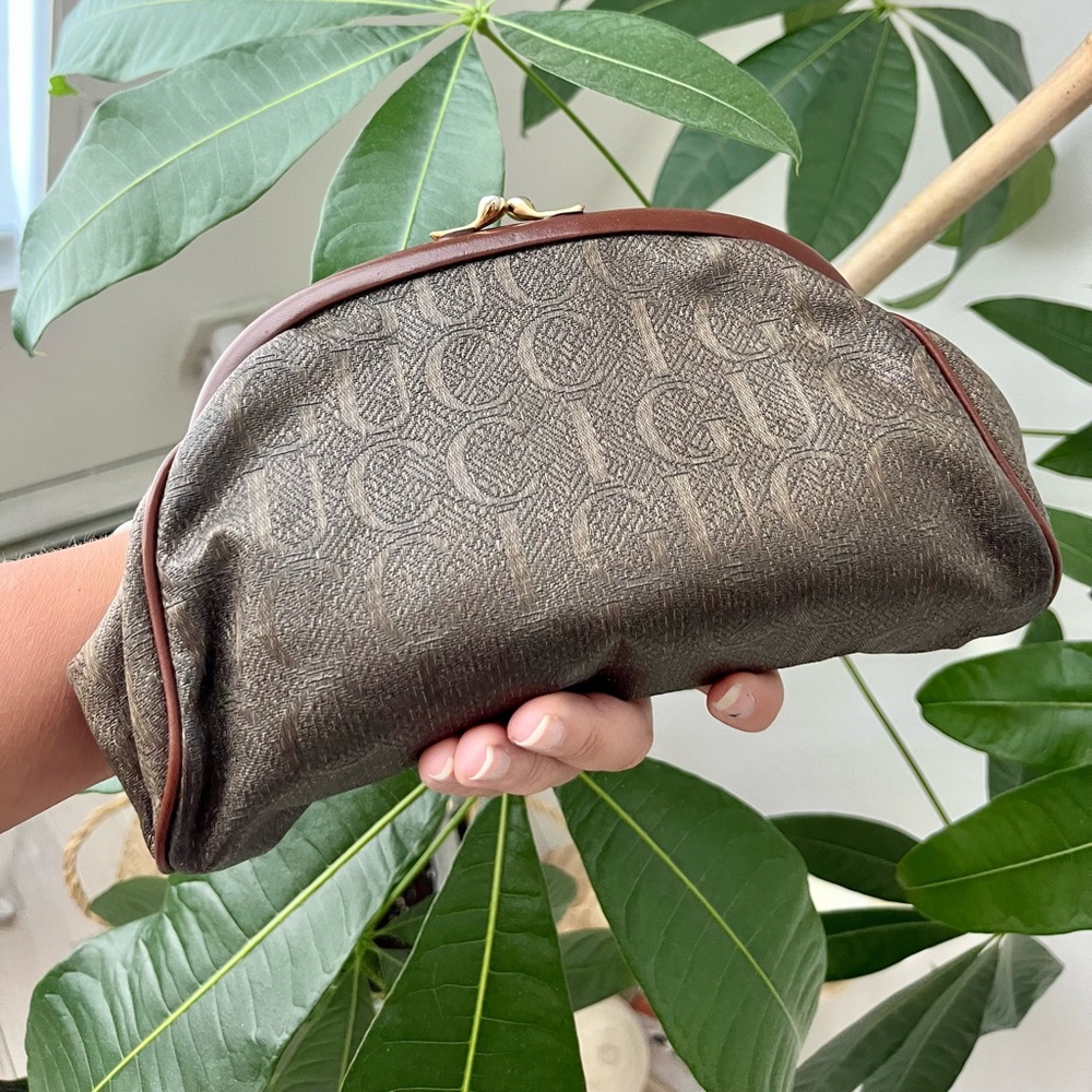 Vintage Gucci Clutch with rare monogram and kiss lock - Picture 4 of 17